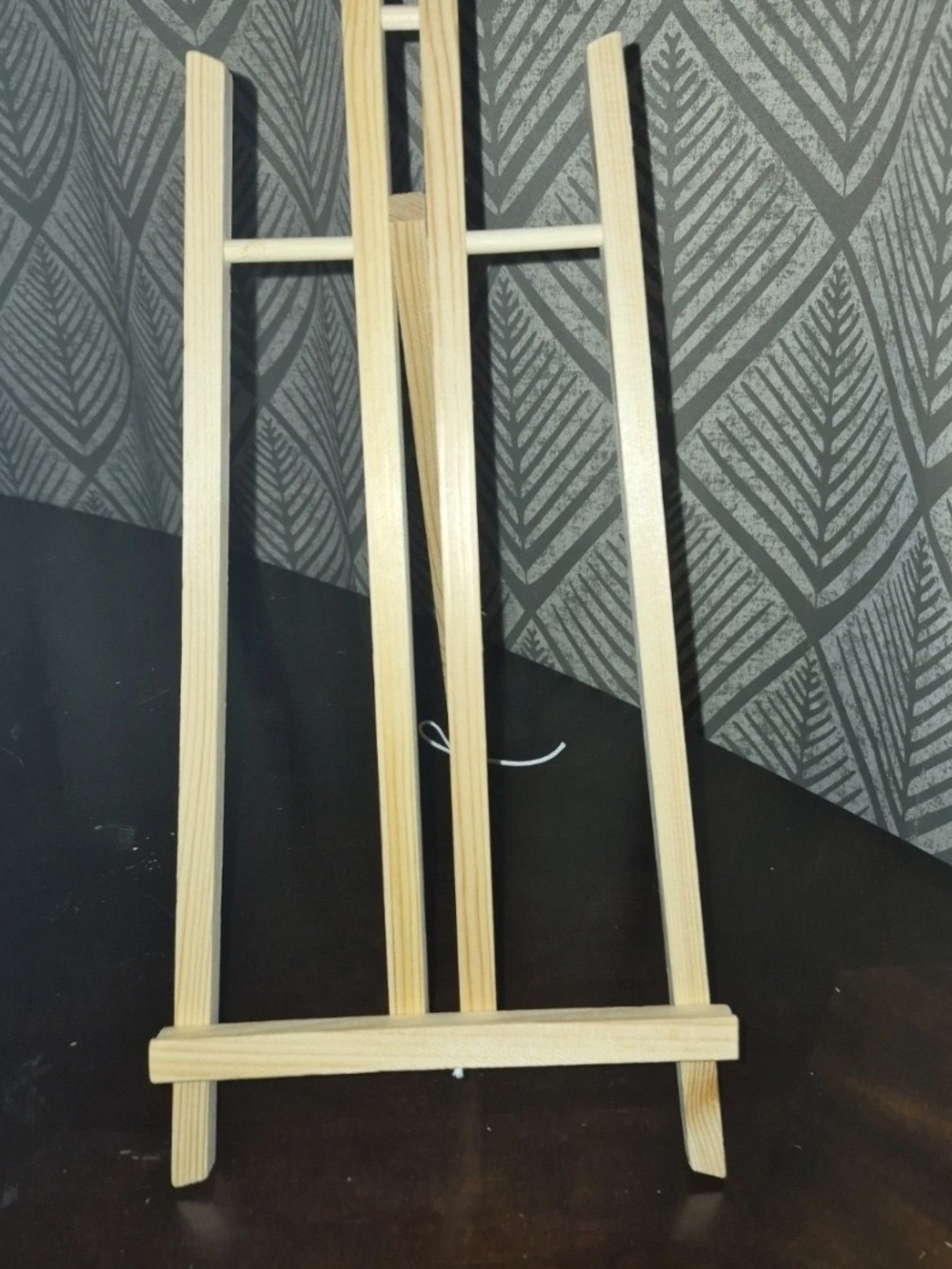 Amazon Natural Wood Tabletop Easel - Light Wood Finish